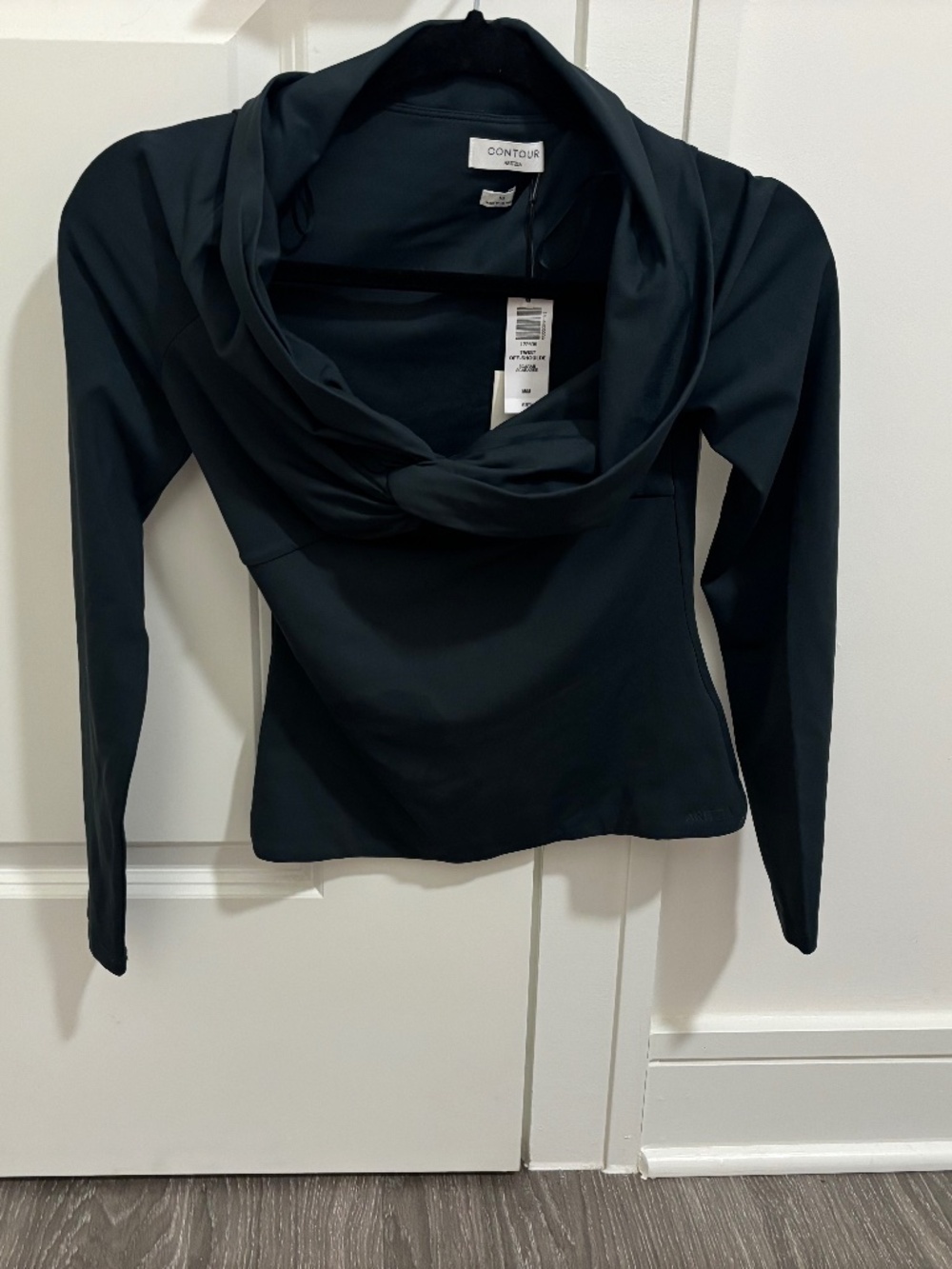 Aritzia Women's Black and Green Shirt